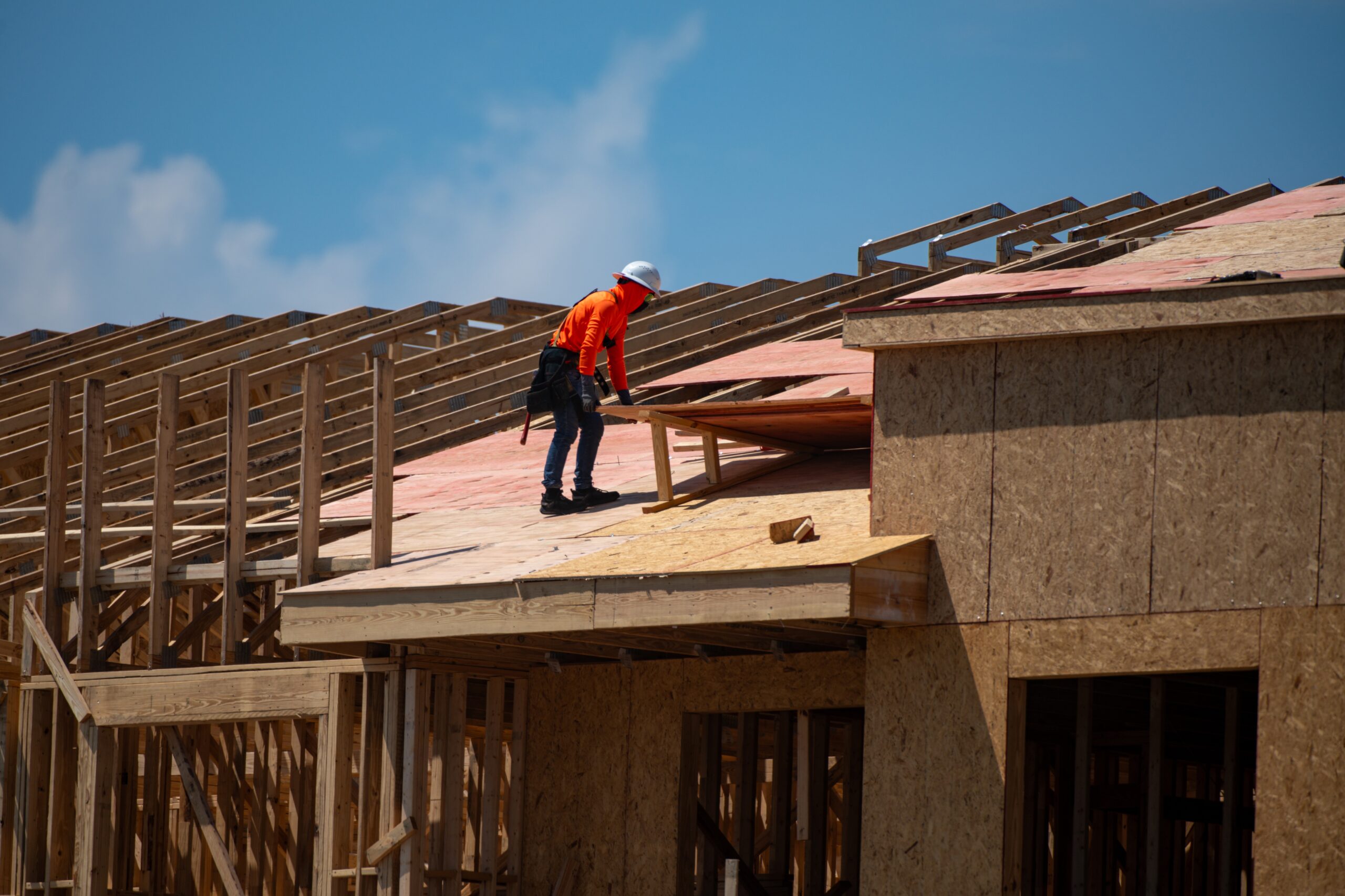 Roofing,Construction.,Roofer,Roofing,On,Roof,Structure.,Roofing,Wooden,House